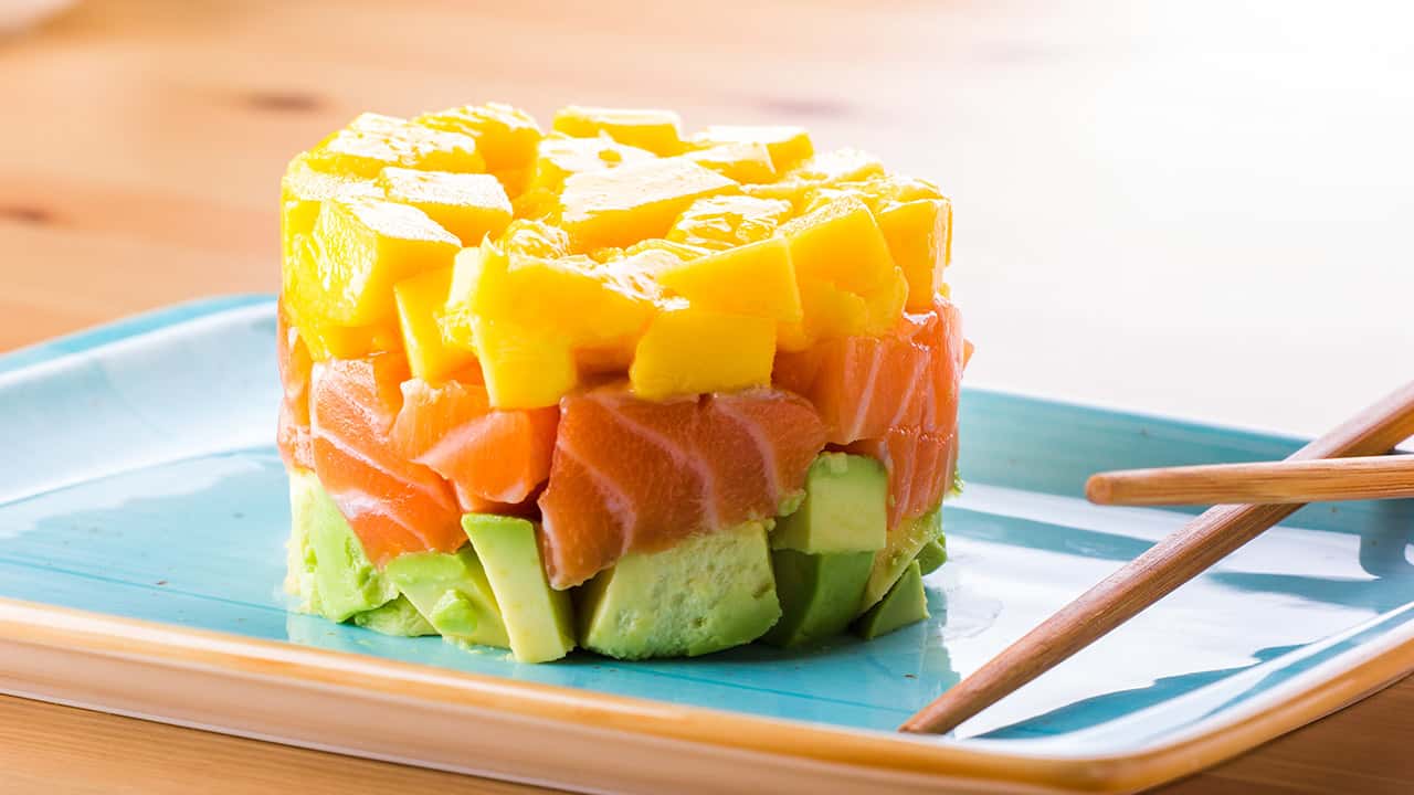 TARTARE DI SALMONE, PESCHE E AVOCADO