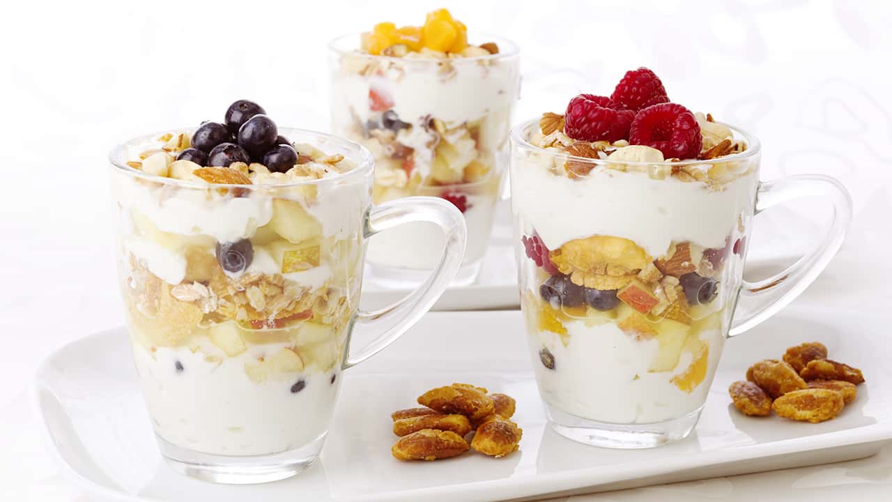 MACEDONIA CON GRANOLA E YOGURT