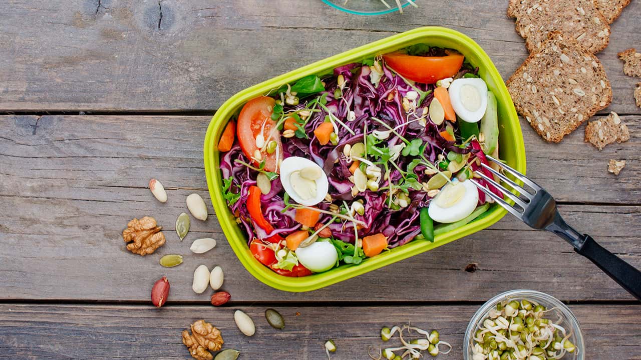 INSALATA CON PESCHE, FRUTTA SECCA E GERMOGLI DI SOIA