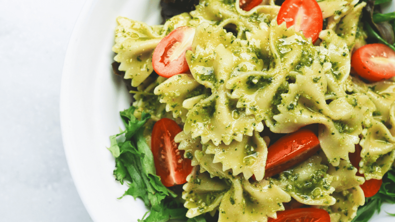 Pasta al pesto con olive verdi