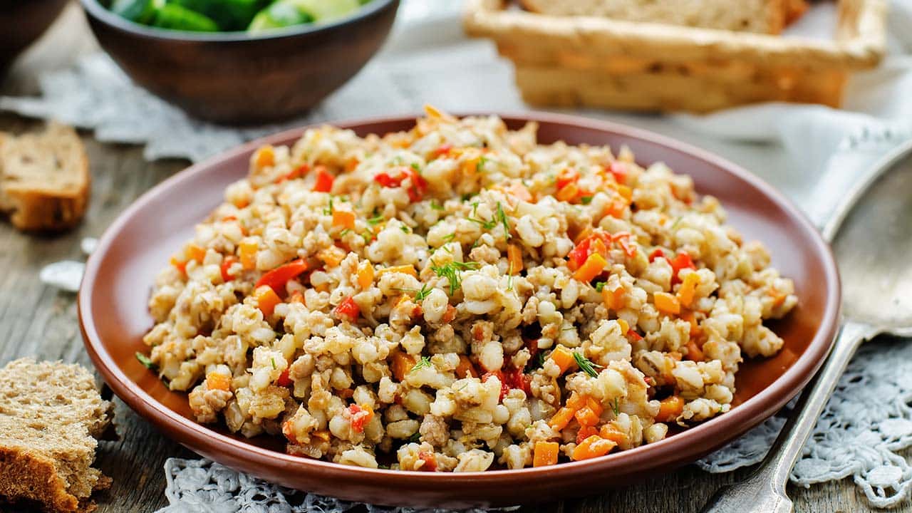 INSALATA D’ORZO CON PRUGNE, PEPERONI E ZUCCHINE.