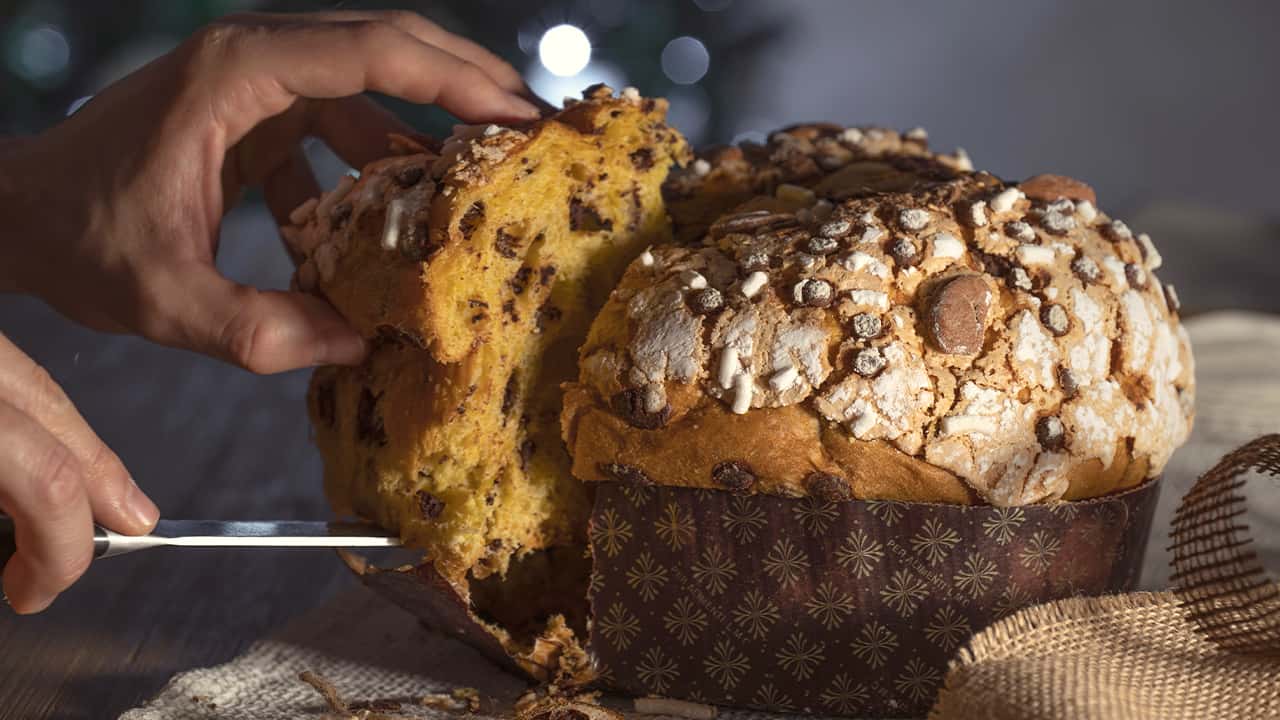 PANETTONE SENZA CANDITI CON UVA SULTANINA E MANDORLE ITALIANE SGUSCIATE