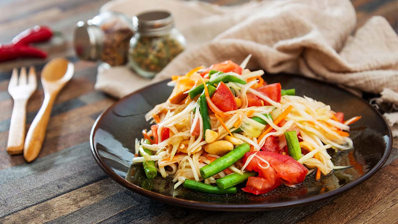 INSALATA SPEZIATA CON PAPAYA DISIDRATATA, POMODORI, FAGIOLINI ED ARACHIDI