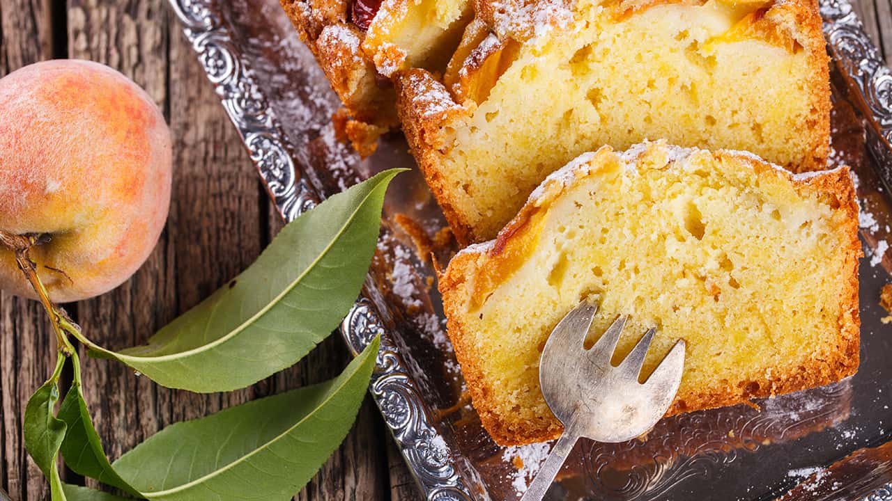 PLUMCAKE DI PESCHE SCIROPPATE E AMARETTI