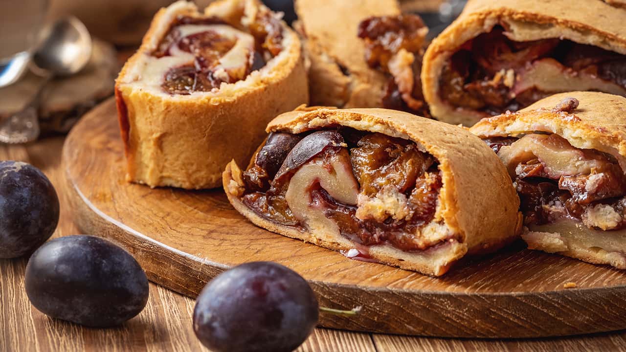 STRUDEL VEGANO DI PRUGNE E MANDORLE BIOLOGICHE