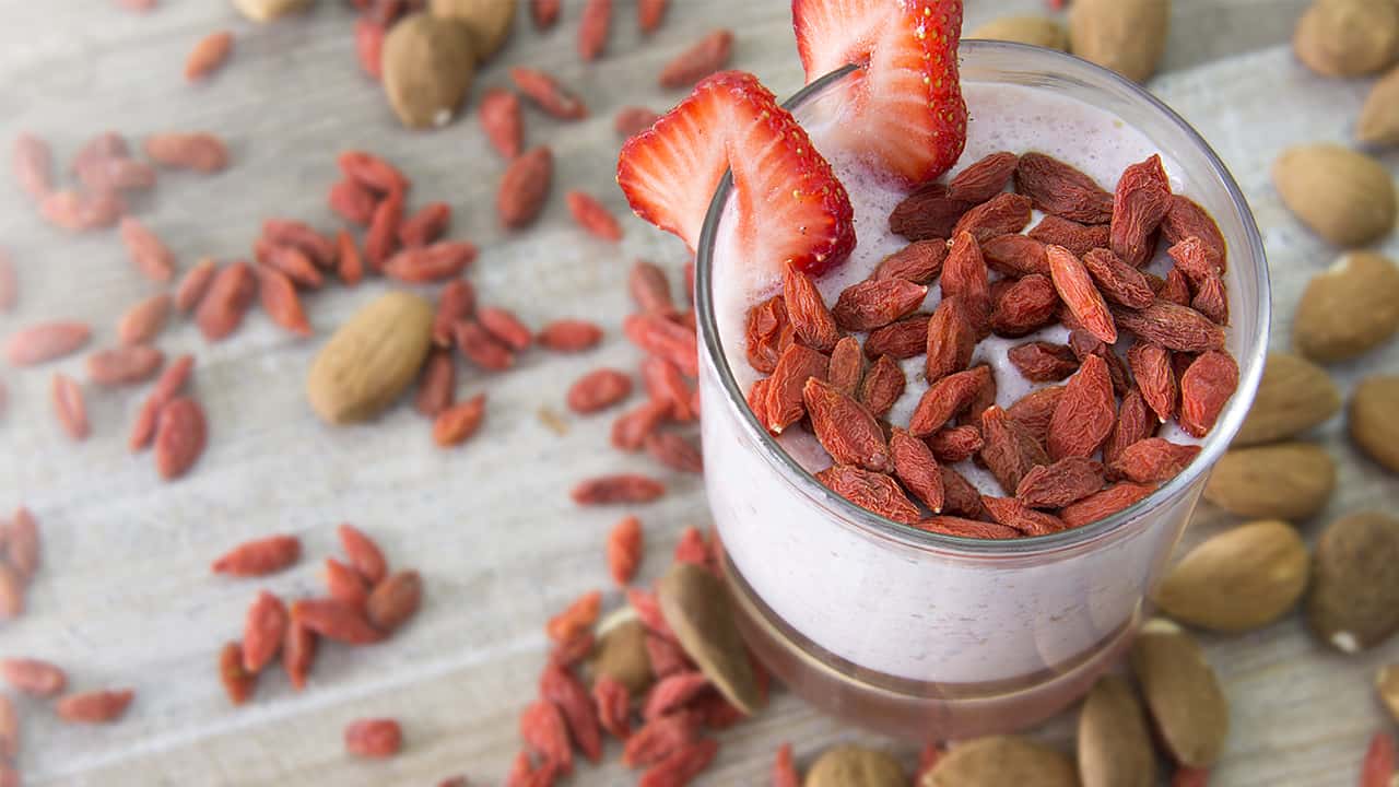 SMOOTHIE CON BACCHE DI GOJI, MANDORLE E FRAGOLE