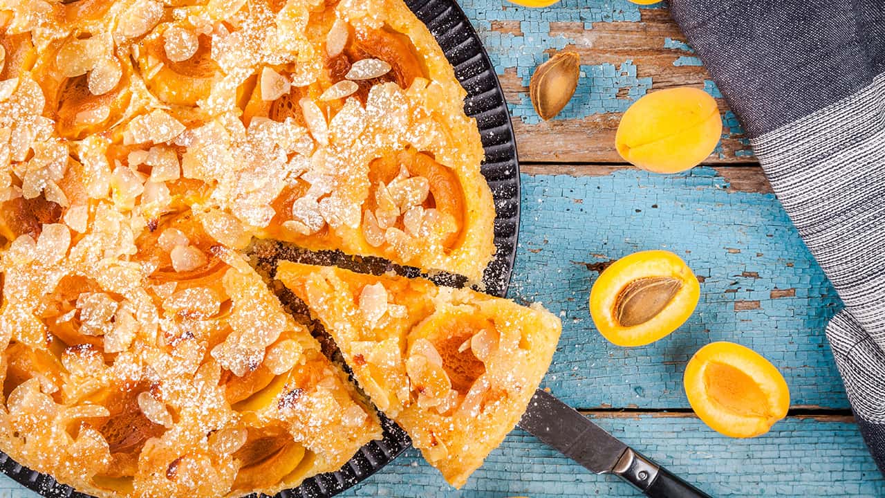 TORTA VEGANA AL MAIS CON ALBICOCCHE E MANDORLE