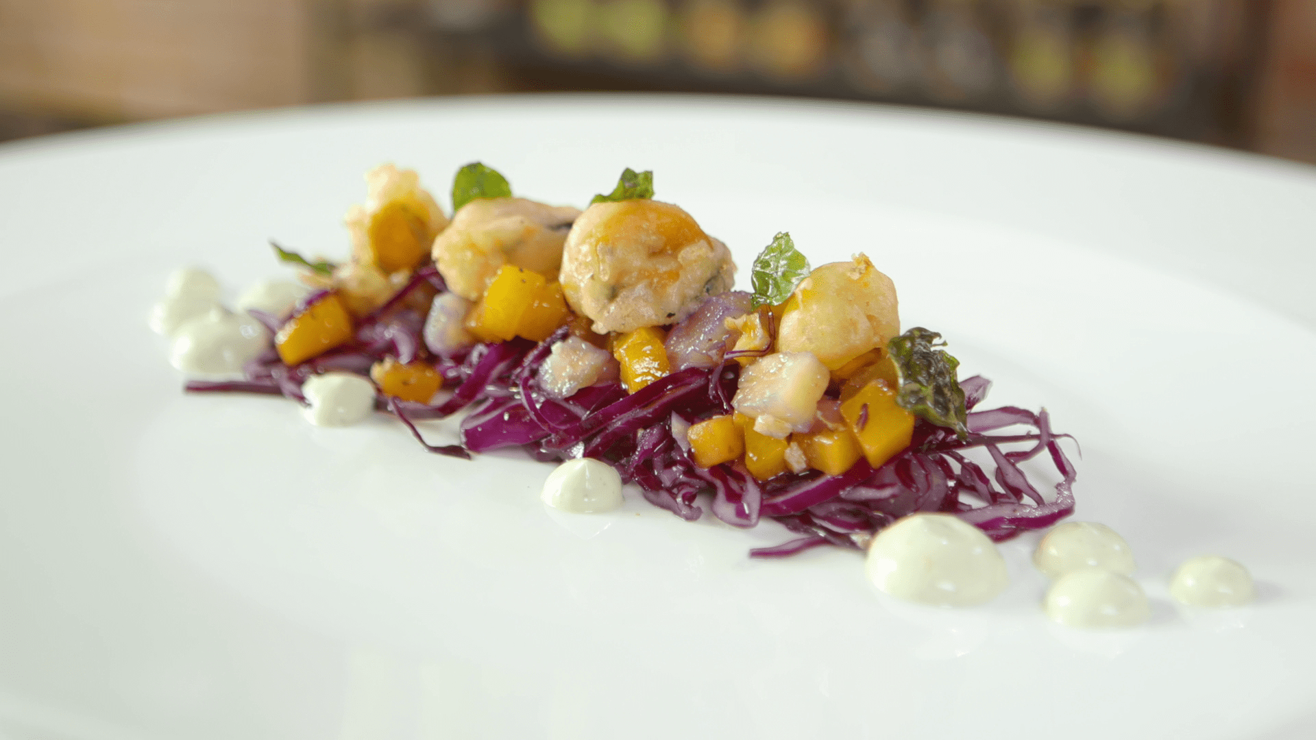 INSALATINA DI PESCHE, ANANAS E CAVOLO ROSSO CON COZZE FRITTE E MAYO VEG