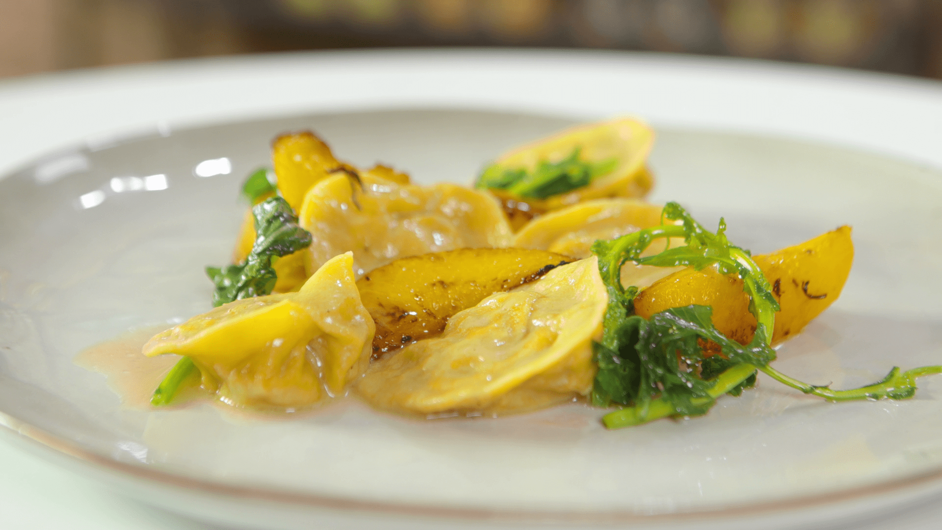 RAVIOLINO (PASTA FRESCA CON PANGRATTATO) DI VITELLO CON PESCHE E FRIARIELLI SALTATI