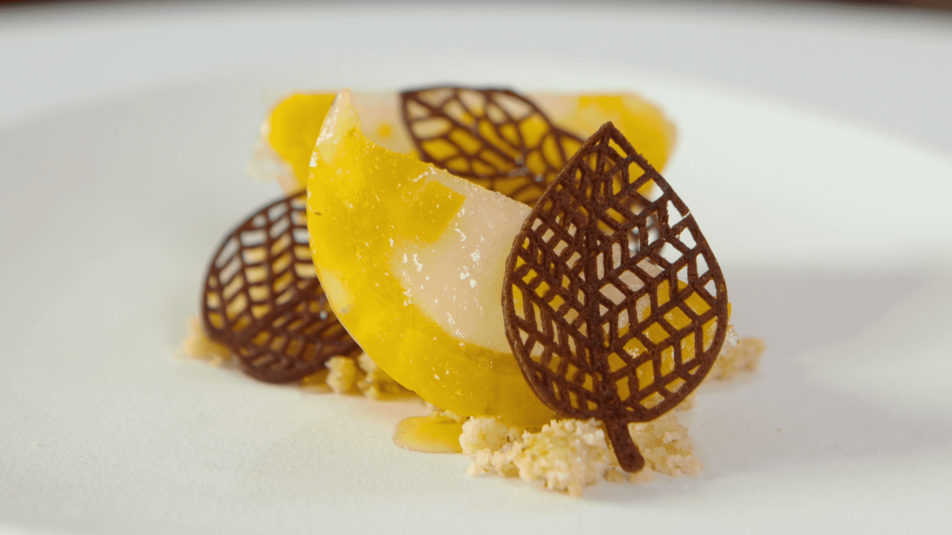 ASPIC ALLE PESCHE, ANANAS E SPUMANTE CON CUORE DI PANNA COTTA E CRUMBLE ALLE NOCI