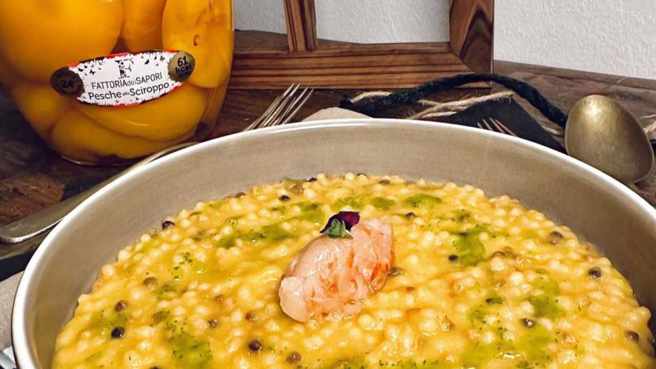 FREGOLA CON CREMA DI PESCHE E TARTARE GAMBERI