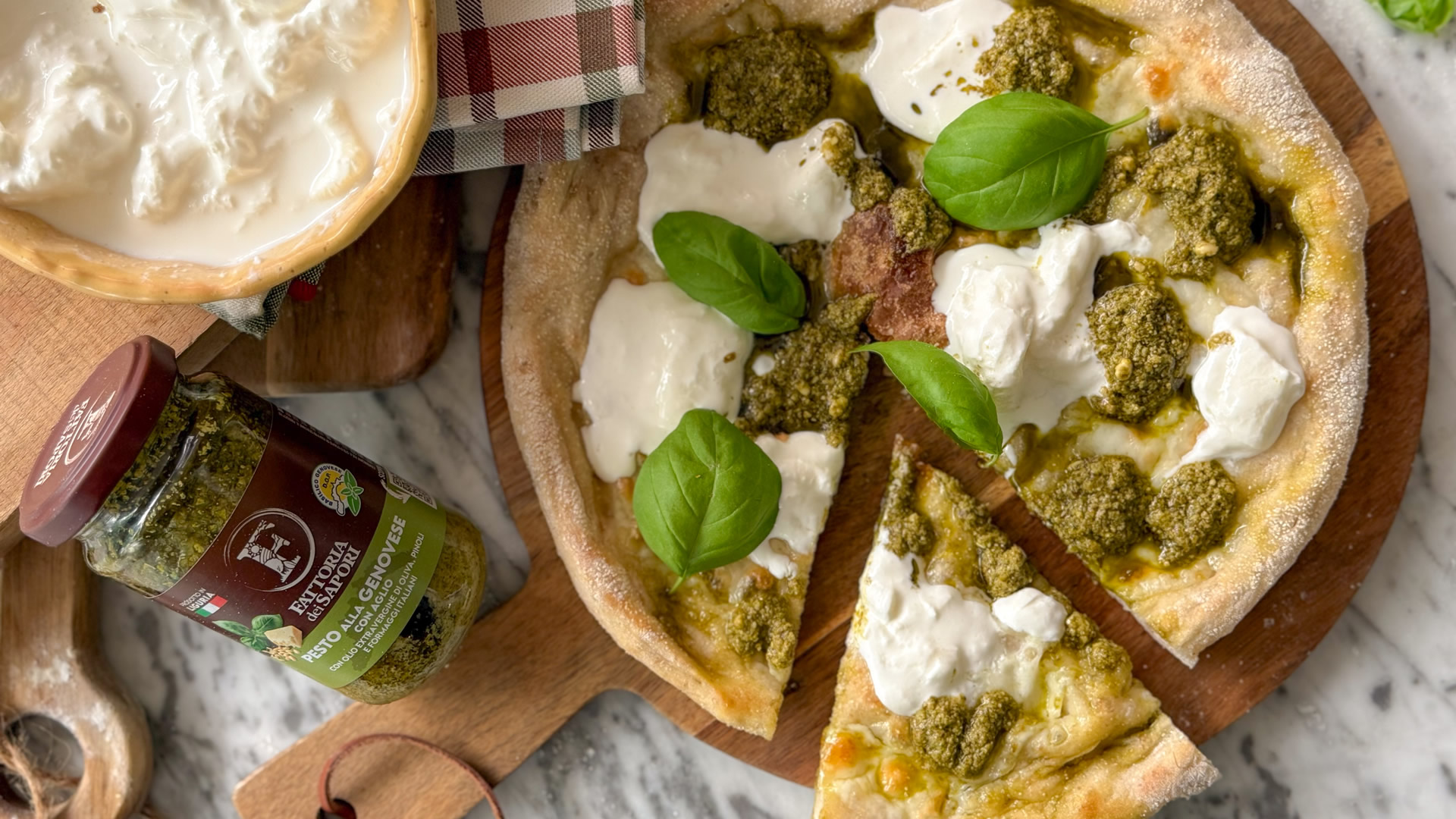 Pizza con Pesto alla Genovese con aglio e stracciatella